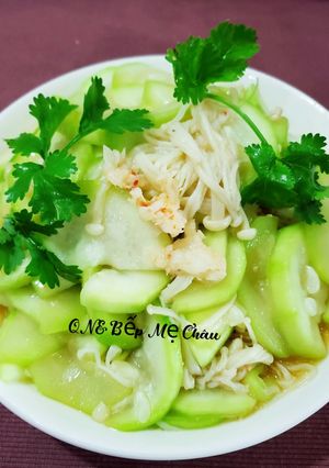 Hình của món Bầu xào tôm, nấm kim châm.