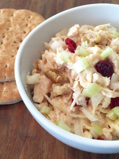 Una foto de Ensalada de Pollo con Nueces y Arándanos