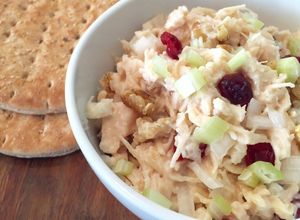 Una foto de Ensalada de Pollo con Nueces y Arándanos