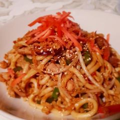 A picture of Chicken stir fry with noodle (Yaki soba).