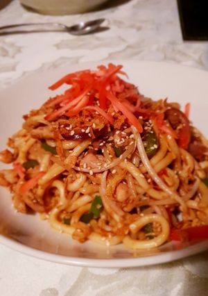 A picture of Chicken stir fry with noodle (Yaki soba).