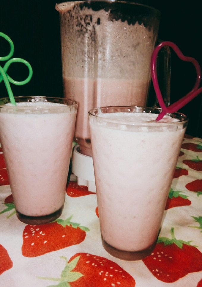 Una foto de Licuado de frutilla 🍓con leche 🍶