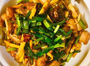 Hình của món Măng tươi xào thịt ba chỉ ram.