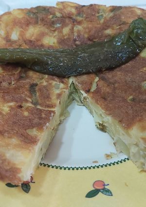 Foto principal de Tortilla de patatas rellena de pimientos fritos