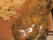 Una foto de cazuela de chiles rellenos