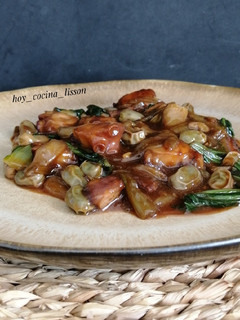 Una foto de Pak choi salteado con pulpo y habas