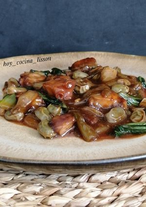 Una foto de Pak choi salteado con pulpo y habas