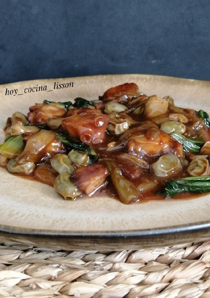 Una foto de Pak choi salteado con pulpo y habas
