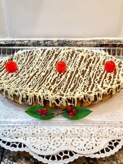 Una foto de Pastel de maíz y queso, cubierto de ganaché