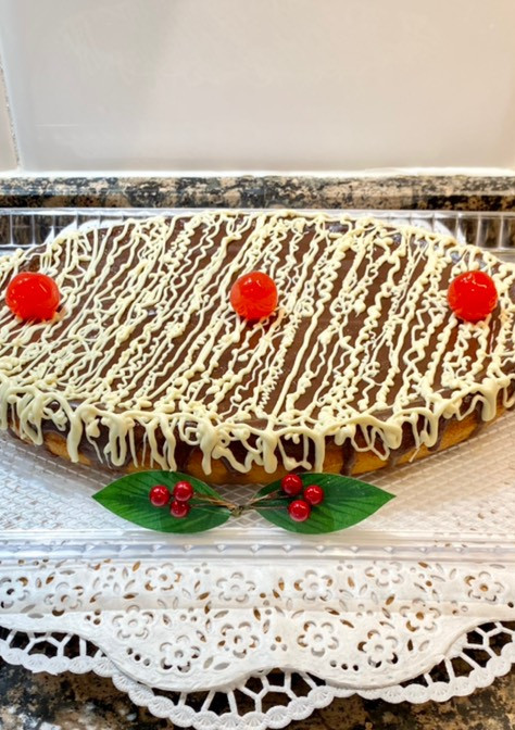 Una foto de Pastel de maíz y queso, cubierto de ganaché