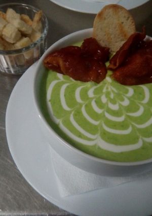 Egyszerű borsókrémleves bacon chips-el recept fotója