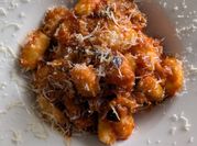 Una foto de gnocchi berenjena