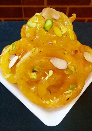 ઇન્સ્ટન્ટ જલેબી (Instant Jalebi Recipe In Gujarati) રેસીપી મુખ્ય ફોટો