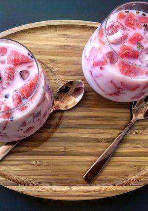 A picture of Watermelon ice with milk and grenadine syrup.