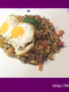 Una foto de Arroz salvaje con verduras y huevos de codorniz