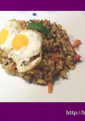 Una foto de Arroz salvaje con verduras y huevos de codorniz 