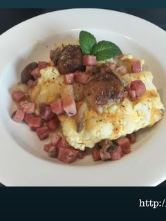 Una foto de Coliflor gratinada con jamón y setas
