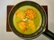 Una foto de pollo en salsa verde