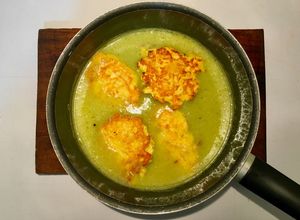 Una foto de Tortitas de Pollo en Salsa Verde