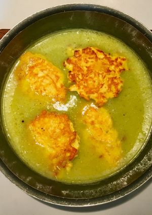 A picture of Chicken Patties in Green Sauce.