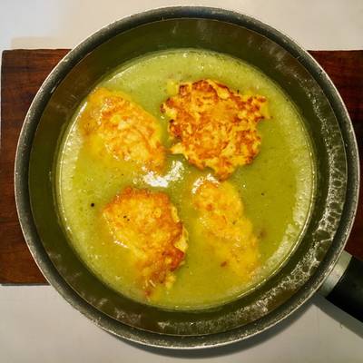 Tortitas de Pollo en Salsa Verde Receta de Comidas de un Foráneo- Cookpad