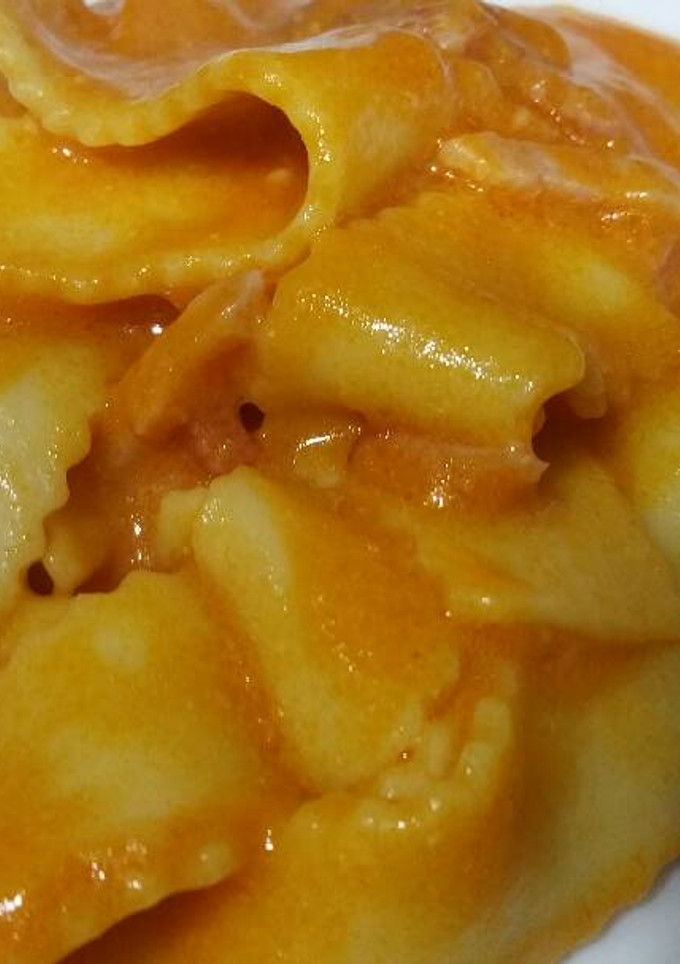 Una foto de Tallarines con bacon, tomate y queso!😋
