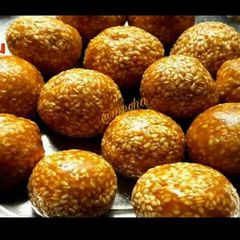 A picture of Til ki laddu.