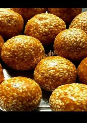 A picture of Til ki laddu.