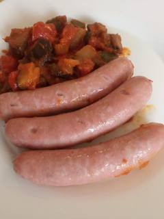 Una foto de Longanizas de pollo fresca con pisto Exprés