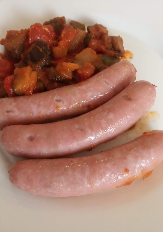 Una foto de Longanizas de pollo fresca con pisto Exprés