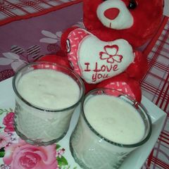 A picture of Pista banana milkshake.