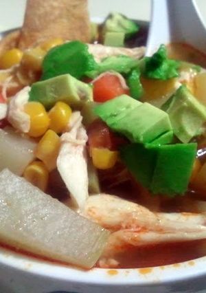 A picture of tortilla soup simple and easy.