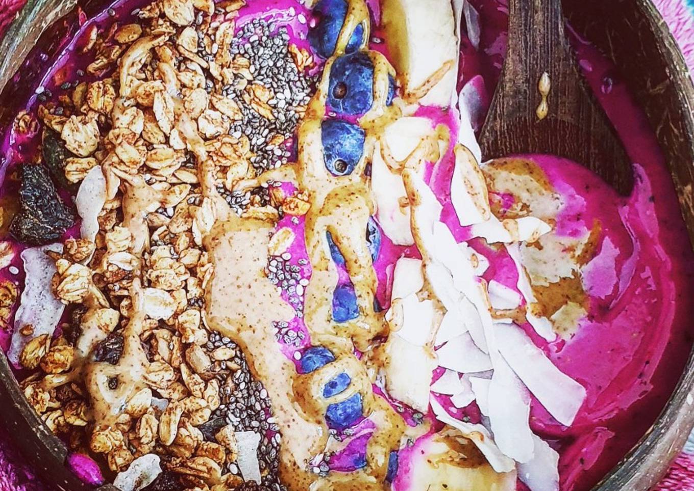 Dragonfruit smoothie bowl