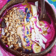 A picture of Dragonfruit smoothie bowl.