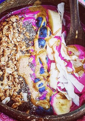 A picture of Dragonfruit smoothie bowl.