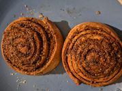 Una foto de rollos de canela con polvo de hornear