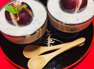 Una foto de Vasitos Mousse Cremoso de Higos con Agar agar  🍹🥄