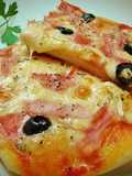 Pizza prosciutto con aceitunas negras