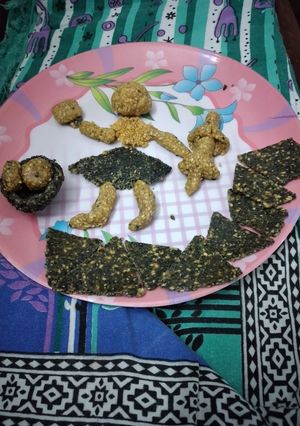 પાપડ તીલ ચીકી (Papad Til Chikki Recipe In Gujarati) રેસીપી મુખ્ય ફોટો