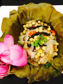Hình của món Cá diêu hồng hấp lá sen.