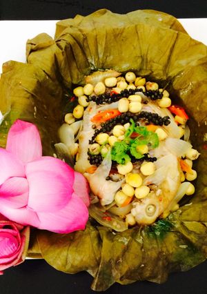 Hình của món Cá diêu hồng hấp lá sen.