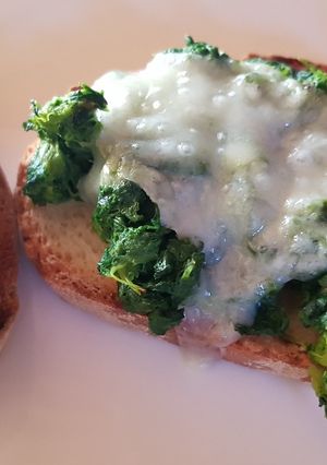 Foto di Crostoni alle cime di rapa e formaggio di montagna