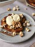 Torrijas brioche con helado y palomitas de caramelo
