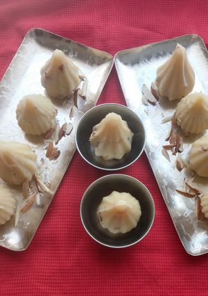 ચોખા ના લોટ ના મોદક (Rice Flour Modak Recipe In Gujarati) રેસીપી મુખ્ય ફોટો