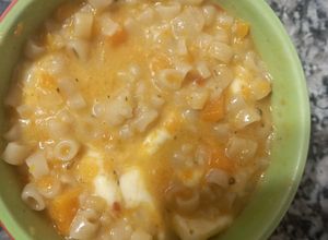 Una foto de Fideos Dedalitos en Crema de Calabaza