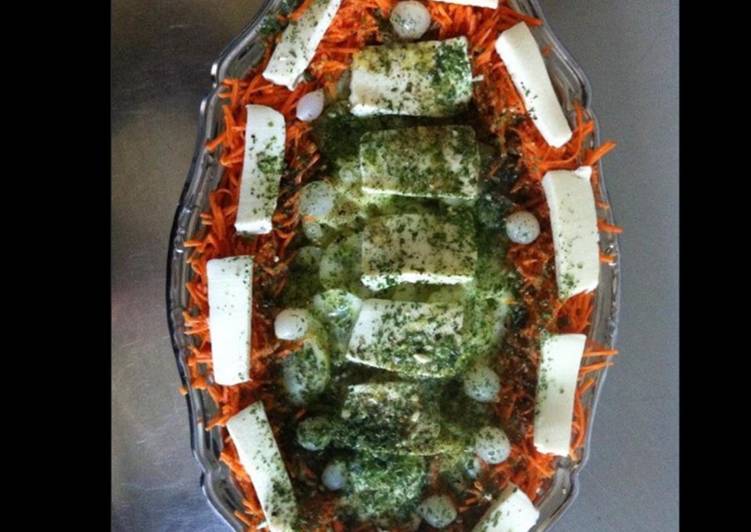 La Recette Pas à Pas Salade composée aux carottes concombre kefalotyri petits oignons persil et feta