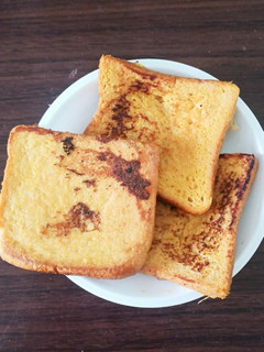 ஸ்பைசி எக் பிரட் டோஸ்ட்(spicy egg bread toast recipe in tamil) செய்முறை முக்கிய புகைப்படம்