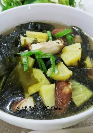 Hình của món Canh rong biển nấu nấm hương (món chay).