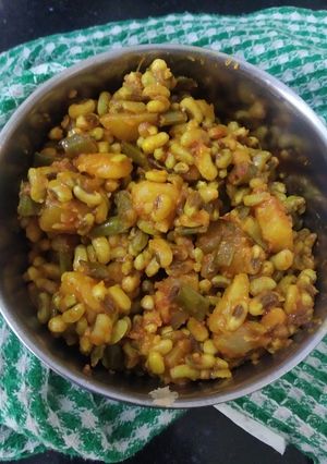 ચોળી બટાકા નું શાક (Chori Bataka Shak Recipe In Gujarati) રેસીપી મુખ્ય ફોટો