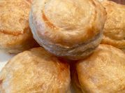 Una foto de pastelitos con masa hojaldre